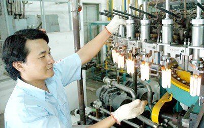Compact light manufacturing at Dien Quang Lamp Joint Stock Company (Photo: SGGP)